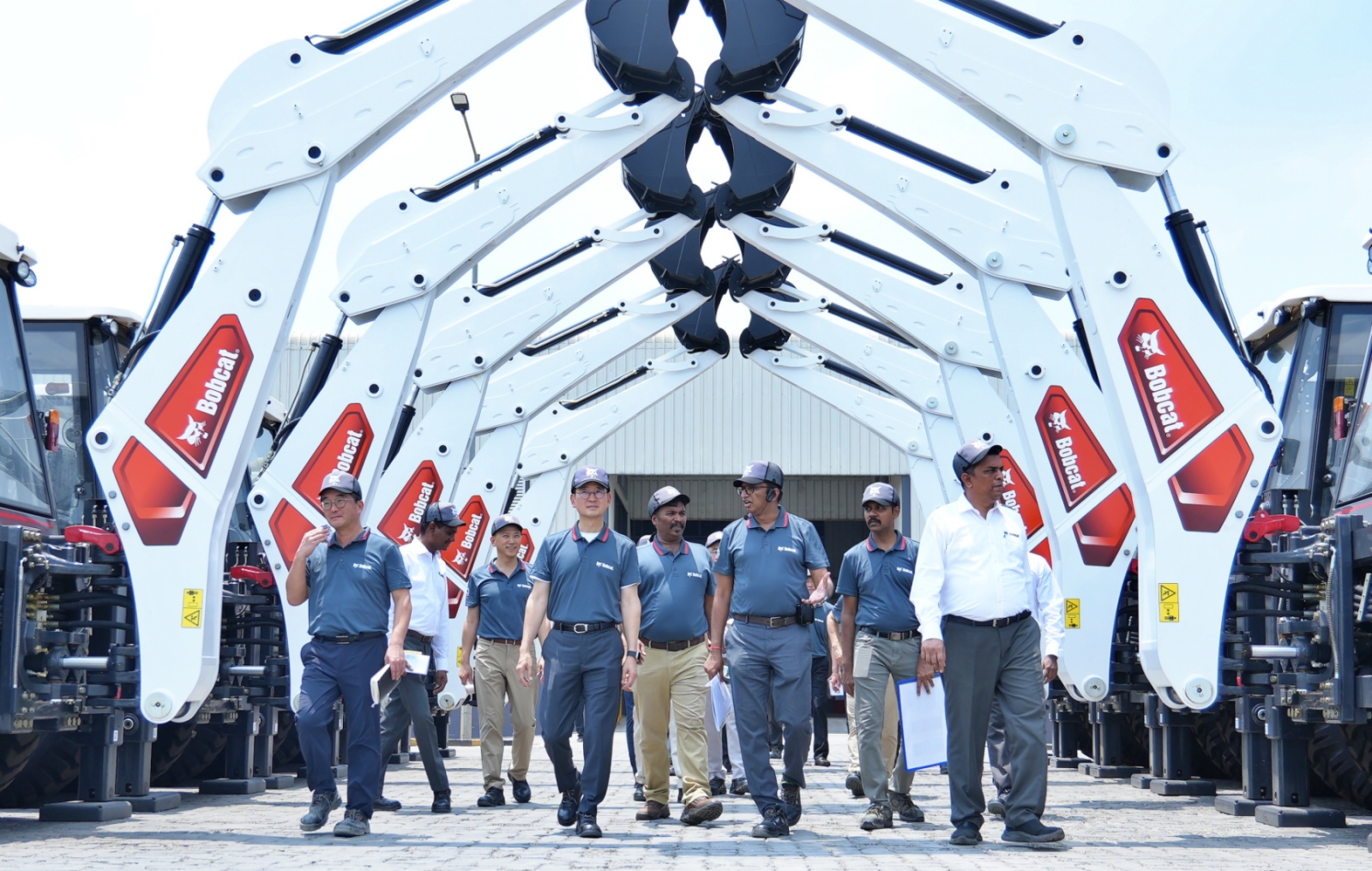 Doosan Bobcat CEO and Vice Chairman Scott Park(fourth from the left) and ALAO President Hyungwon Park(third from the left) are checking the operations at the Chennai plant.