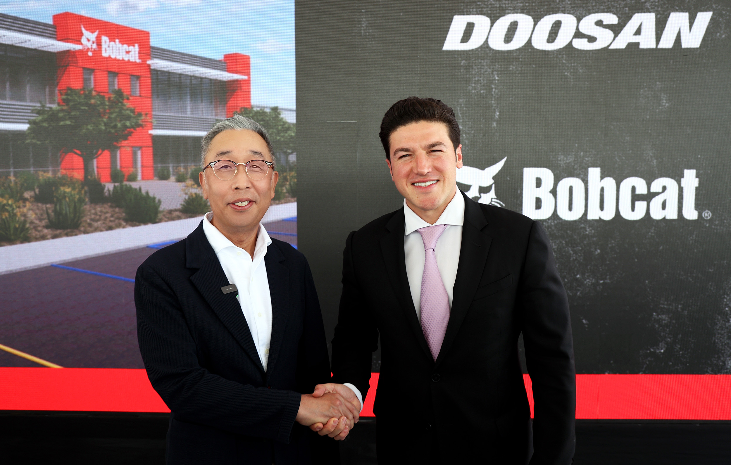 1. Park Gee-won, Vice Chairman of Doosan Group (left) is shaking hands with Governor Samuel García of Nuevo León before the ground-breaking ceremony for the new Doosan Bobcat plant in Mexico.