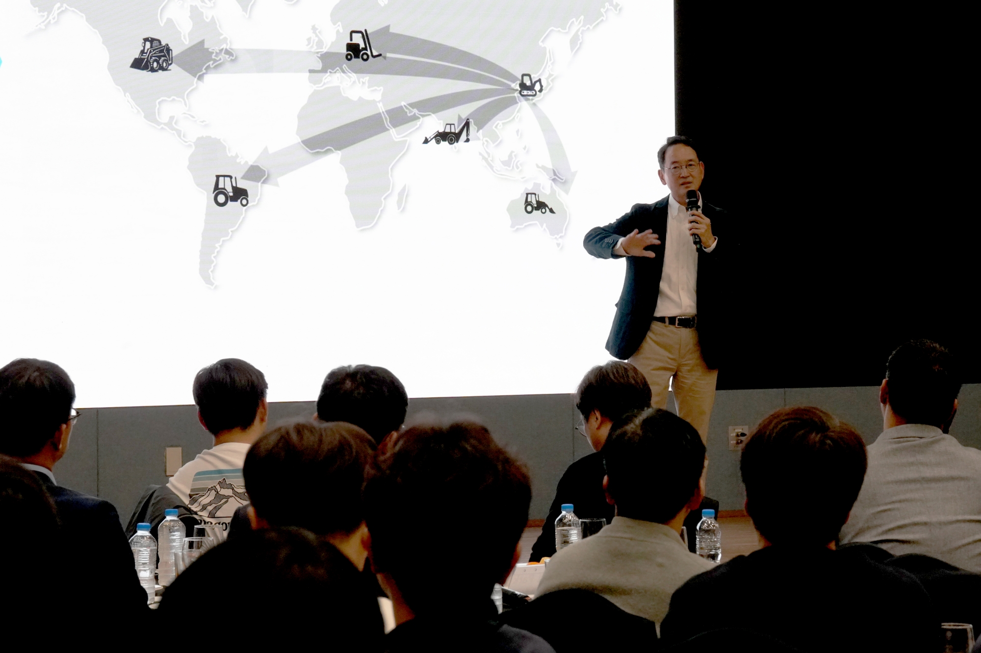 2.	Scott Park conveyed Doosan Mottrol's vision at the first town hall meeting attended by some 200 Doosan Mottrol white- and blue-collar employees.