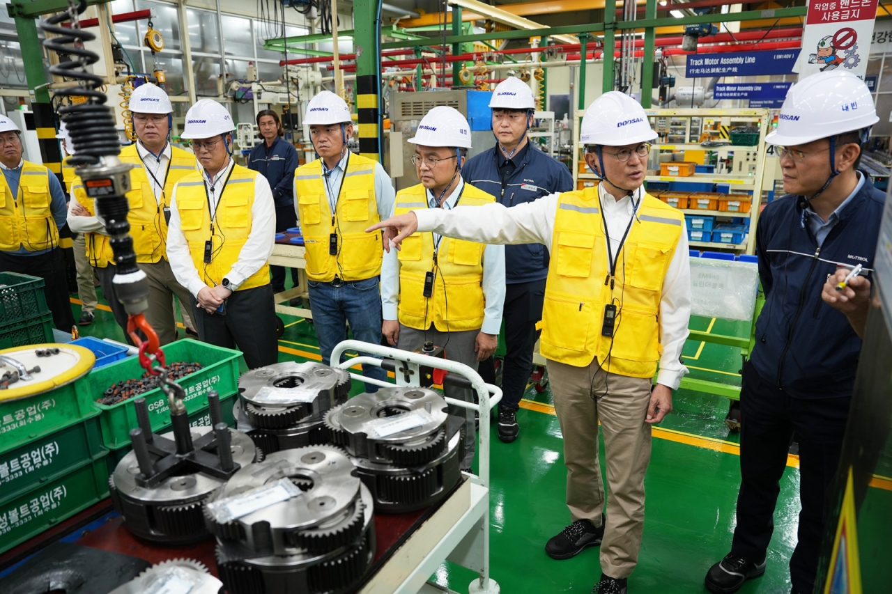 1.	Doosan Bobcat executives including CEO and Vice Chairman Scott Park (second from the right) toured the hydraulic components manufacturing plant with Doosan Mottrol President Youngmin Kwon (first from the right).